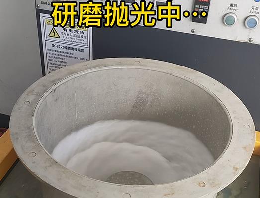 正在不銹鋼武術用具刀把拋光清洗